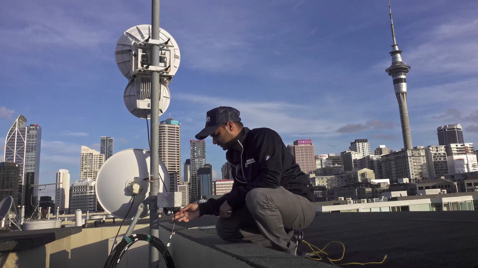 آموزش راهاندازی اینترنت وایرلس رادیویی و نکات فنی نصب لینکهای بیرونی شرکت ارتباطات دوربرد تراز-دقیق-آنتن-برای-بهترین-RSSI